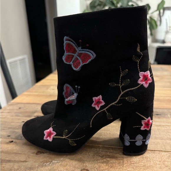 Nanette Lepore Lilly‎ Floral Embroidered Block Heel Suede Boots Fairy Whimsigoth - Picture 2 of 3